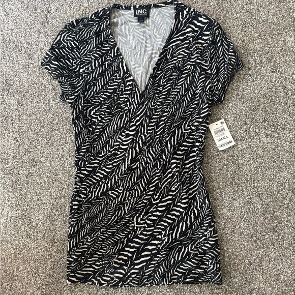 BLACK & WHITE PRINTED V-NECKK SHORT SLEEVE TOP - Picture 1 of 3